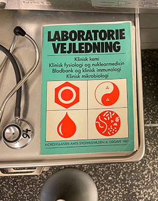 En bog med titlen: laboratorie vejledning